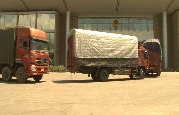 Vận chuyển hàng hóa xuất khẩu qua cửa khẩu Kim Thành Lào Cai. Nguồn: congthuong.vn
