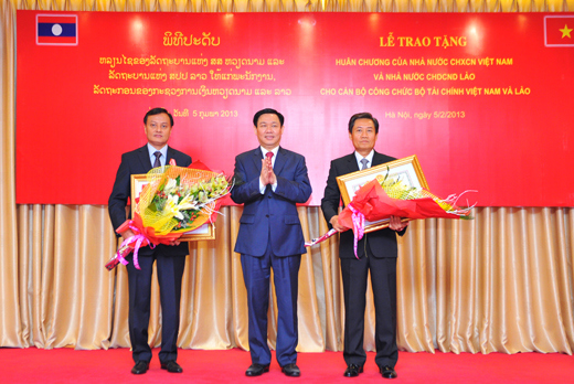 Bộ trưởng Bộ Tài chính Vương Đình Huệ trao Huân chương cho các cán bộ Bộ Tài chính Lào