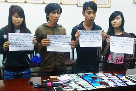 Một nhóm tham gia vào đường dây lừa đảo “hợp tác điều tra” bị công an bắt giữ. Nguồn: dantri.com.vn