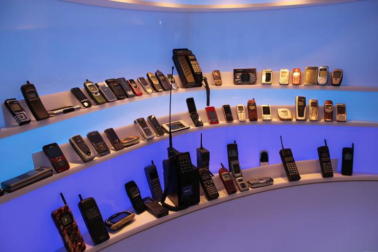 Phòng trưng bày các mẫu điện thoại huyền thoại của Nokia tại trụ sở công ty ở Phần Lan. Nguồn: internet