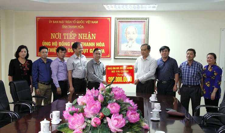 Phó Chủ tịch Thường trực Công đoàn Bộ Bùi Xuân Ngọc thay mặt toàn thể cán bộ, công chức, viên chức và người lao động cơ quan Bộ Tài chính trao tặng 200 triệu đồng ủng hộ đồng bào bị thiệt hại do mưa, lũ tỉnh tại Thanh Hóa.