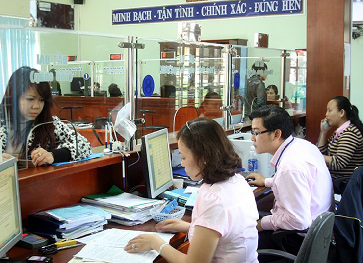Cán bộ, công chức KBNN kiểm soát, thanh toán vốn đầu tư từ ngân sách nhà nước.