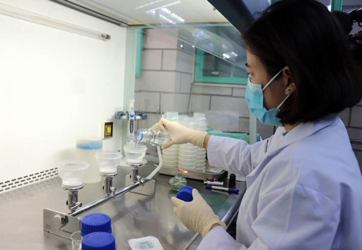 Nhân viên Sawaco kiểm tra hàm lượng vi sinh liên tục chất lượng nguồn nước sạch an toàn