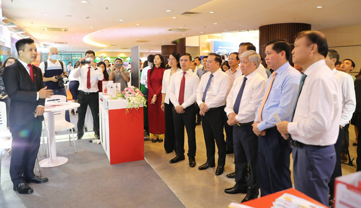 Đại biểu tham quan không gian trưng bày, quảng bá thương hiệu, sản phẩm dịch vụ Agribank trong khuôn khổ Hội nghị.