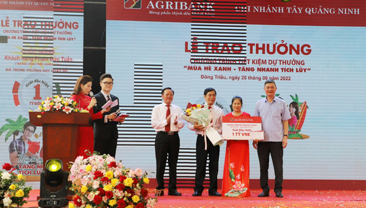 Phó Tổng Giám đốc Agribank Nguyễn Quang Hùng chúc mừng khách hàng trúng thưởng. Nguồn: Agribank.