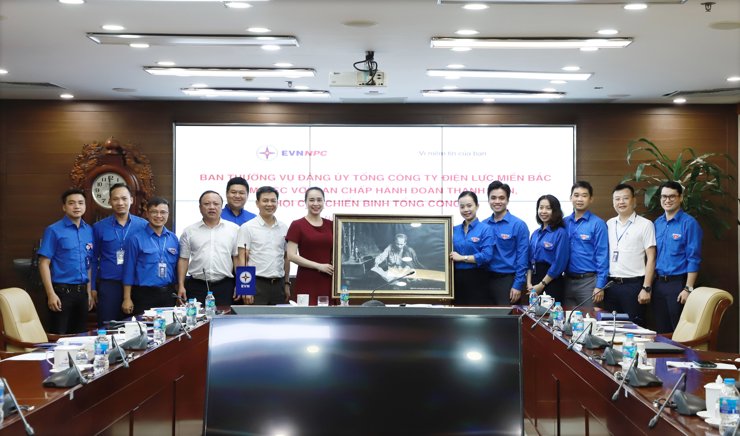 Ban Thường vụ Đảng uỷ EVNNPC tặng bức tranh lưu niệm cho Ban Chấp hành Đoàn thanh niên Tổng công ty khoá I nhiệm kỳ 2017-2022.
