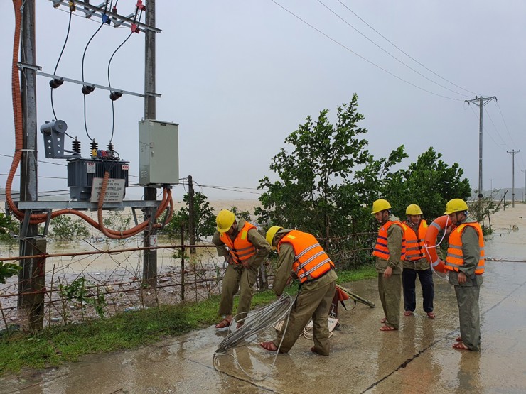 Công ty Điện lực Hà Tĩnh yêu cầu các đơn vị sát sao, theo dõi, nắm bắt tình hình mưa, lũ để chủ động trong mọi tình huống.