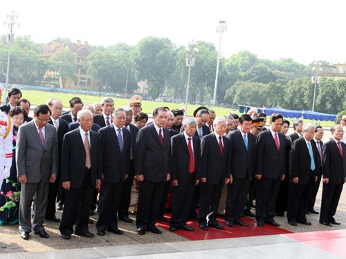 Lãnh đạo Đảng, Nhà nước, Chính phủ, Quốc hội, Mặt trận Tổ quốc dâng hoa tưởng nhớ Chủ tịch Hồ Chí Minh. Nguồn: Báo ANTĐ