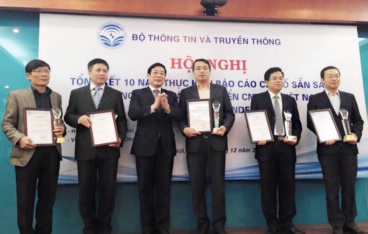 Ông Hoàng Xuân Nam, Phó Cục trưởng, Cục TH&TKTC đại diện Bộ Tài chính lên nhận Kỷ niệm chương 10 năm Vietnam ICT index.