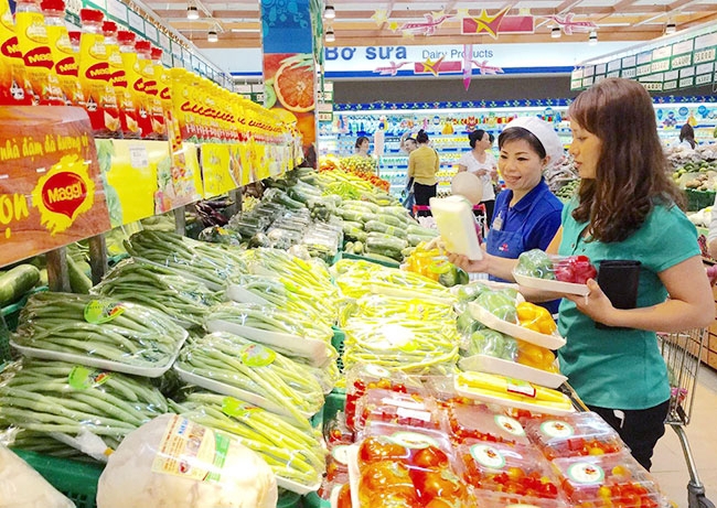 Hiện nay, người tiêu dùng đã quan tâm nhiều hơn tới chứng nhận chất lượng nông sản thể hiện qua bao bì, nhãn mác. Ảnh: TRẦN HẢI