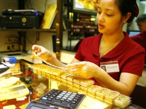 Đầu tuần, giá vàng trong nước rung lắc.