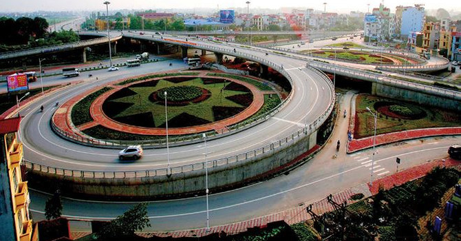 Nhiều cây cầu và các tuyến đường vành đai nối Long Biên với nội đô đã, đang được xây dựng sẽ giúp bất động sản Long Biên "đến gần" hơn với lượng lớn người tiêu dùng. Ảnh: Dũng Minh 