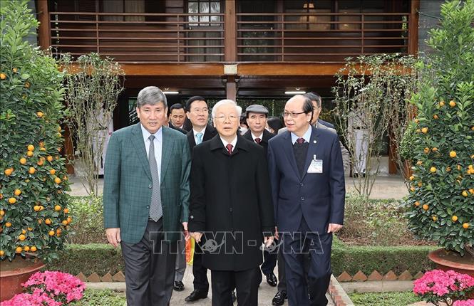 Tổng Bí thư Nguyễn Phú Trọng thăm nơi ở và làm việc của Chủ tịch Hồ Chí Minh. Ảnh : Trí Dũng/TTXVN
