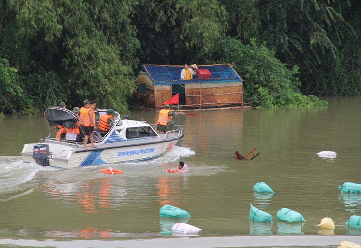 Việc phòng, chống thiên tai gắn với thực hiện nghiêm các biện pháp phòng, chống dịch Covid-19.