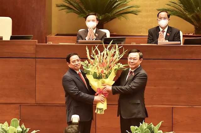 Chủ tịch Quốc hội Vương Đình Huệ tặng hoa chúc mừng Thủ tướng Chính phủ nhiệm kỳ 2021-2026 Phạm Minh Chính. Nguồn: VGP