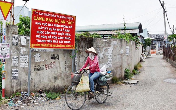 Khu đất tại huyện Hóc Môn (TP Hồ Chí Minh) được chính quyền cắm biển cảnh báo người dân để tránh bị lừa đảo. Ảnh: TUẤN VŨ