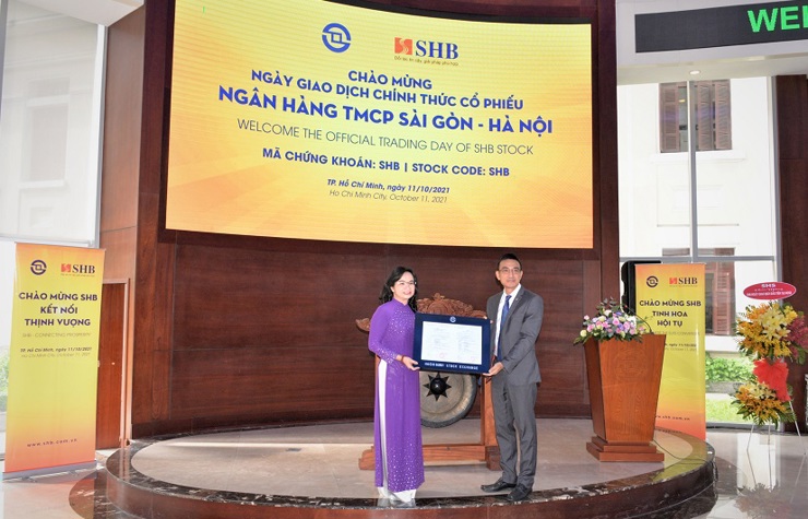 Ông Lê Hải Trà - Tổng Giám đốc HOSE trao Thông báo chuyển giao dịch chính thức cho đại diện SHB.