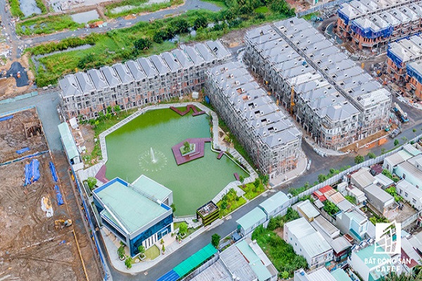 Không chỉ những công trình của người dân mà cả những dự án lớn cũng vi phạm. Hình ảnh dự án biệt thự bên sông Sài Gòn