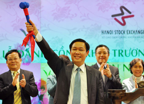 Tiếng cồng khai sàn của Bộ trưởng Vương Đình Huệ lan tỏa một tinh thần mới cho TTCK năm qua
