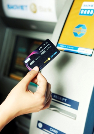 BAOVIET Bank tiếp tục miễn phí rút tiền tại ATM cho chủ thẻ. Ảnh: BAOVIET Bank