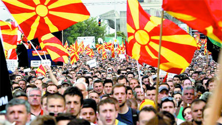 Phe đối lập Macedonia biểu tình bên ngoài trụ sở Chính phủ tại Skopje hôm 17.5 	Nguồn: AP