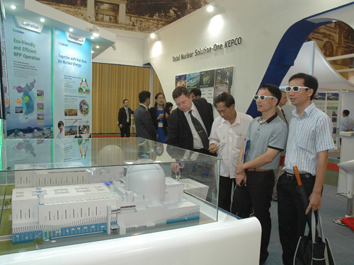 Tham quan mô hình Dự án xây dựng nhà máy điện hạt nhân Ninh Thuận