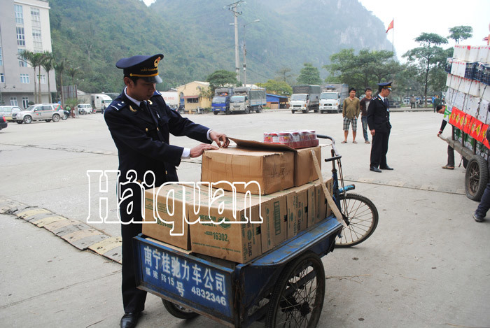  Công chức Hải quan Tân Thanh tăng cường kiểm tra hàng hóa NK phục vụ tết. Nguồn: baohaiquan.vn