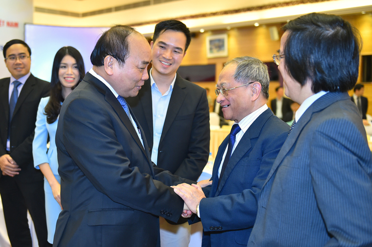 Thủ tướng Nguyễn Xuân Phúc gặp mặt các chuyên gia tại Hội nghị Bàn tròn “Thủ tướng với Mạng lưới Chuyên gia toàn cầu về Phát triển Việt Nam”. Nguồn: chinhphu.vn