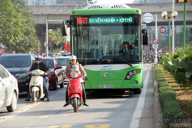 TP. Hà Nội cần có biện pháp xử lý nghiêm theo quy định của pháp luật đối với các hành vi vi phạm gây cản trở hoạt động của xe buýt nhanh. Nguồn: internet