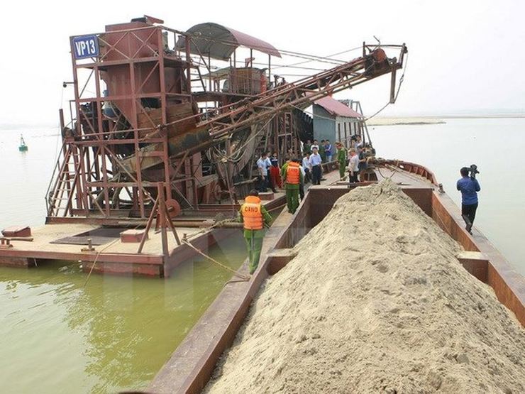 Bộ Công an chủ trì thành lập các đoàn liên ngành kiểm tra ở các địa phương trọng điểm, điểm nóng về hoạt động khai thác cát, sỏi trái phép, kịp thời phát hiện, xử lý nghiêm vi phạm.