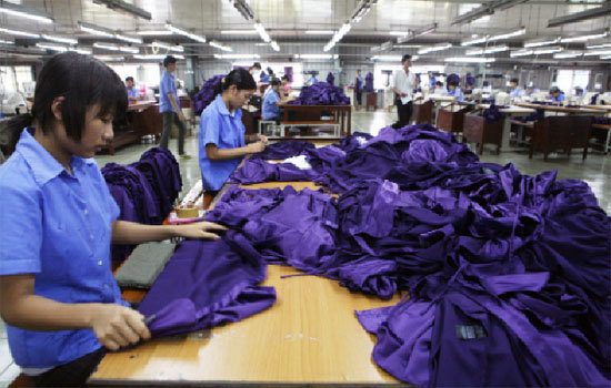 Lâu nay xuất khẩu hàng dệt may của Việt Nam đi các nước phần nhiều vật liệu
đầu vào phải nhập khẩu của nước ngoài, đặc biệt của Trung Quốc