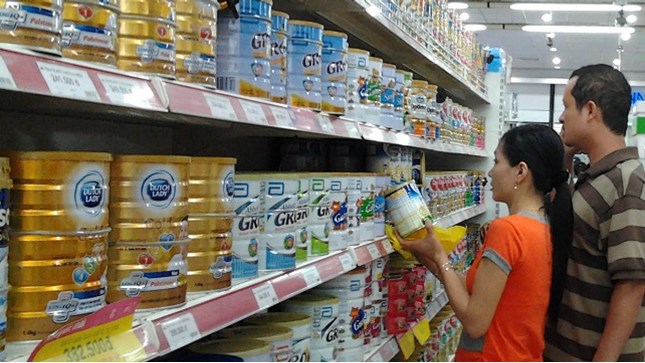 Giá bán lẻ một số sản phẩm sữa giảm giá trước quyết định áp trần. Nguồn: internet