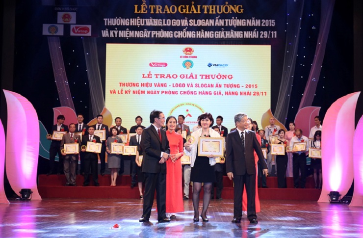 Bà Đào Phương Hoa – Phó Ban Truyền thông đại diện Tổng công ty Viễn thông MobiFone nhận giải thưởng                    do lãnh đạo Bộ Công Thương trao tặng