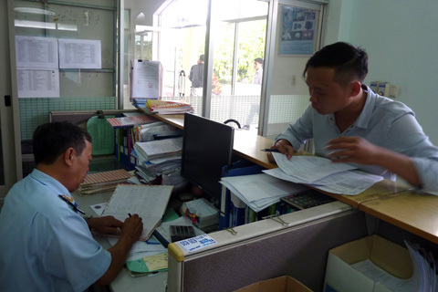 Cán bộ Hải quan Đà Nẵng hỗ trợ doanh nghiệp hoàn thiện tờ khai. Nguồn: PV.