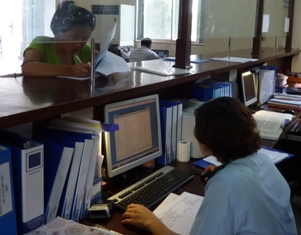 Cán bộ Hải quan Hà Nội rà soát hồ sơ của doanh nghiệp để phục vụ công tác thu hồi nợ thuế. Nguồn: PV.
