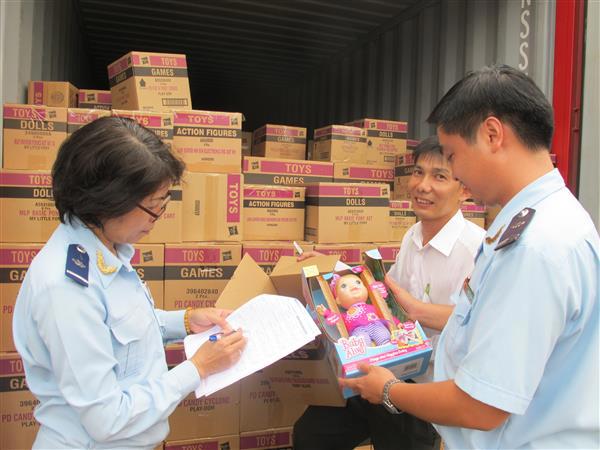 Công chức Hải quan cửa khẩu cảng Sài Gòn khu vực 3 kiểm tra đồ chơi nhập khẩu. Nguồn: PV.