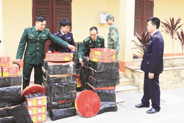 Hải quan Tân Thanh phối hợp bắt giữ gần 600 kg pháo nổ. Nguồn: PV.