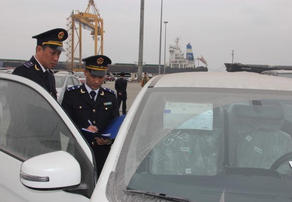 CBCC Chi cục Hải quan Cảng Cái Lân, Cục Hải quan Quảng Ninh kiểm tra ô tô NK. Nguồn: PV.