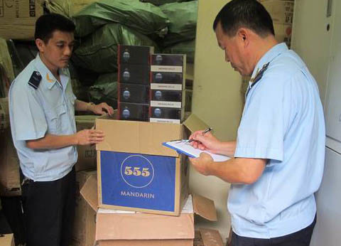 Hải quan Quảng Ninh thu giữ xử lý thuốc lá nhập lậu. Nguồn: PV.