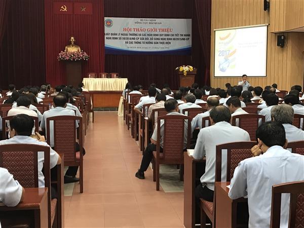 Đại diện Cục Giám sát quản lý Tổng cục Hải quan phổ biến các quy định, chính sách mới tại Hội nghị tập huấn cho các đơn vị Hải quan phía Nam. Nguồn: PV.
