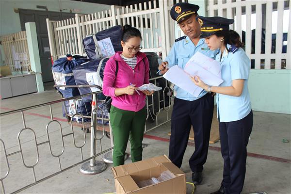 CBCC Chi cục Hải quan cửa khẩu sân bay quốc tế Đà Nẵng kiểm tra hàng hóa nhập khẩu. Nguồn: PV.