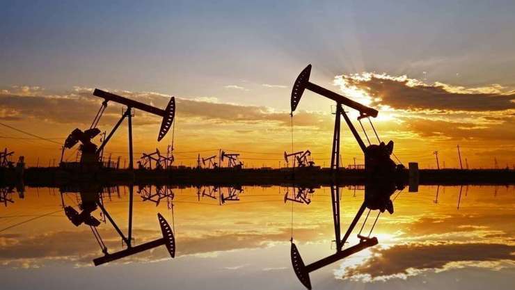 Giá dầu thô được dự báo sẽ tiếp tục tăng trong thời gian sắp tới. Ảnh: Reuters.