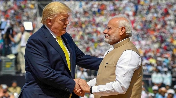  Tổng thống Donanld Trump bắt tay Thủ tướng Narendra Modi tại sân vận động Motera ở Ahmedabad, Ấn Độ hôm 24/2.