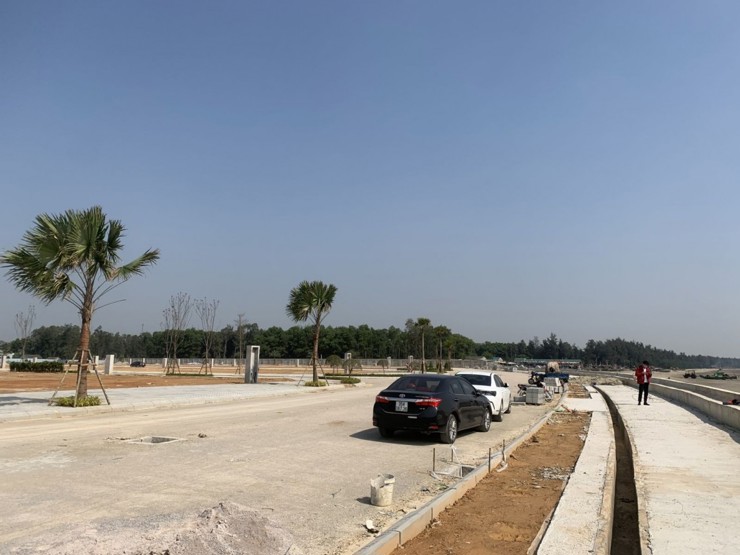 Hình ảnh đi đầu tư đất dự án của nhóm đầu tư trẻ. (Ảnh: Hoàng Trang)