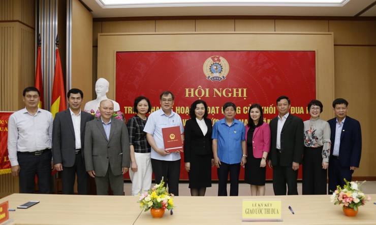 Lãnh đạo Bộ Tài chính, Công đoàn Viên chức Việt Nam chụp ảnh cùng Khối thi đua 1 sau khi Khối ký kết giao ước thi đua năm 2022.