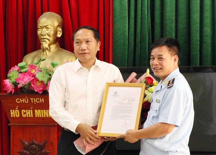 Chánh Văn phòng Thường trực Ban Chỉ đạo 389 quốc gia Đàm Thanh Thế (trái) trao Thư khen cho lãnh đạo Hải đội 1. Ảnh: Thu Trang.