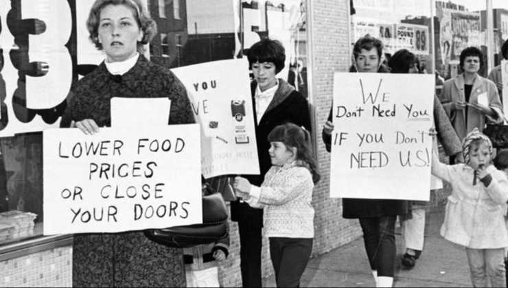 Các bà nội trợ Mỹ biểu tình vì giá cả thực phẩm leo thang quá cao năm 1966 - Ảnh: WSJ