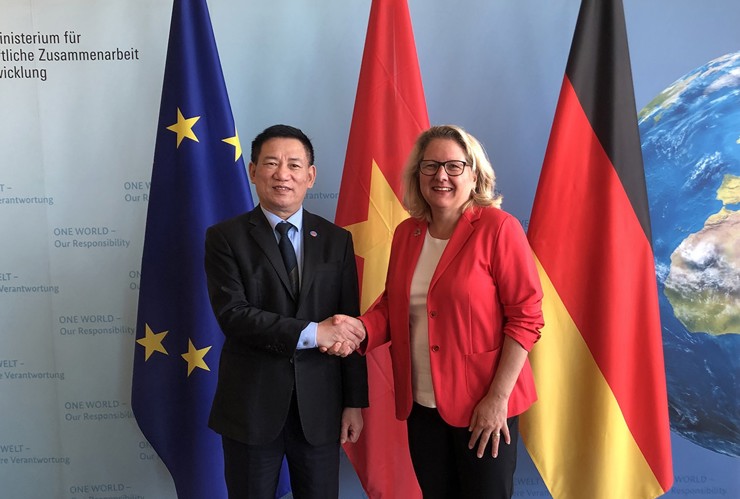 Bộ trưởng Hồ Đức Phớc và bà Bà Svenja Schulze - Bộ trưởng Bộ Hợp tác  Kinh tế và Phát triển CHLB Đức tại buổi Hội đàm.