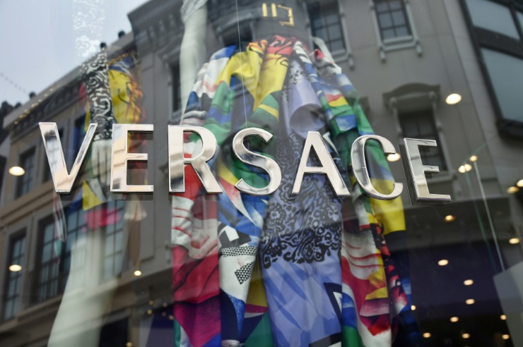  Versace đã bị chỉ trích vào cuối tuần qua vì chiếc áo phông có ngụ ý Hồng Kông và Ma Cao là cả hai thành phố bán tự trị ở Trung Quốc đều độc lập. Ảnh: Robyn Beck/AFP 