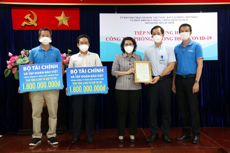 Đại diện Văn phòng Bộ Tài chính và Bảo Việt TP. Hồ Chí Minh trao quà an sinh qua Uỷ ban Mặt trận Tổ quốc Việt Nam TP. Hồ Chí Minh.
